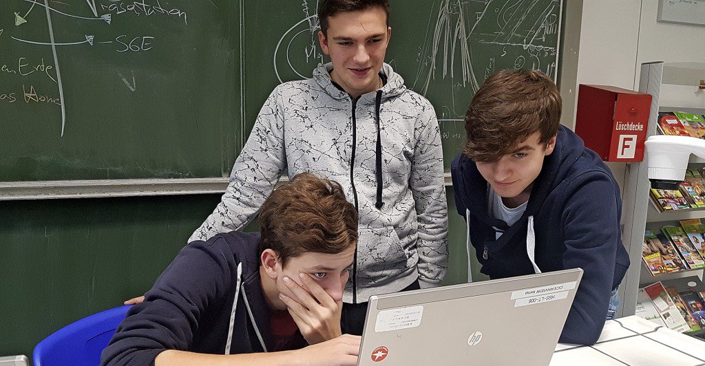 OceanOpticsGmbH's tweet photo. Good to see young students using Ocean Optics products!
 Mehr als ein Jahr Forschungsarbeit 
 https://t.co/F0V880jkyT via @badischezeitung https://t.co/W5ExaNwtJF