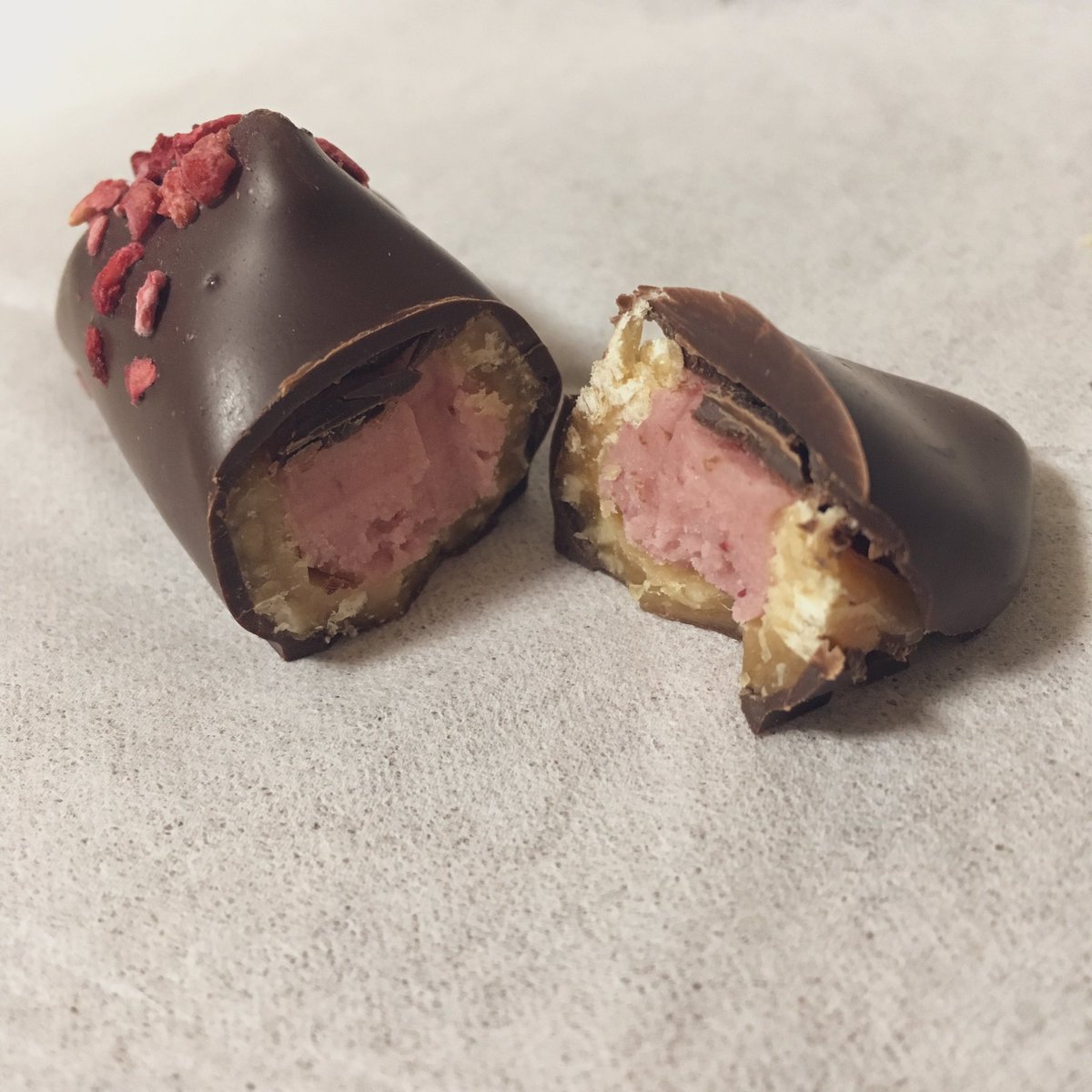 Pui Pui やちカー ベルギーの老舗 ノイハウスが4年ぶりの日本上陸 三角形のカプリスはノイハウスの看板商品 で 柔らかいチョコレートをヌガーで包み さらにチョココーティングしてあるというまさに甘味の暴力 ヌガーのお陰でわたしのショコラ