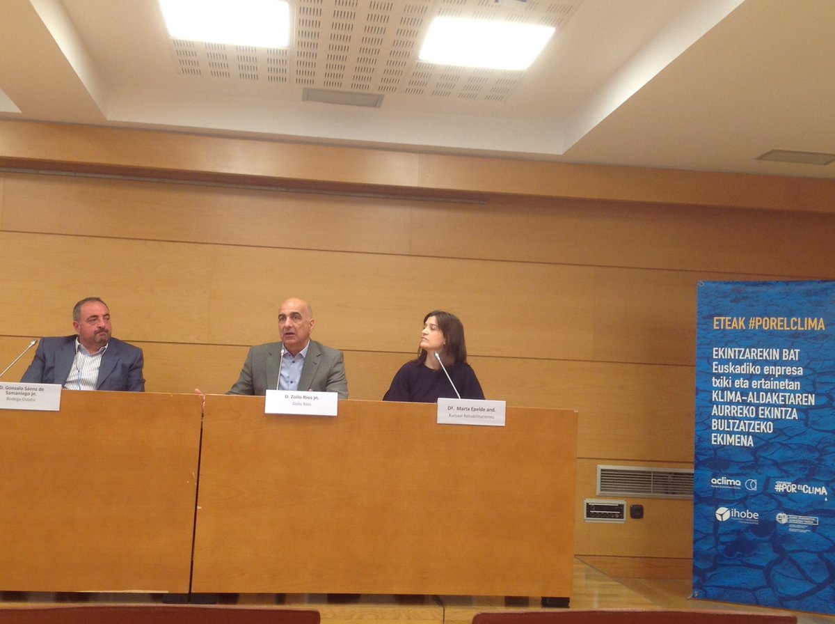 AclimaEuskadi's tweet photo. Zoilo Ríos, director general de @ZoiloRiosSA nos habla del reto que supone afrontar los cambios del presente para construir un futuro mejor y más duradero a través de la #MovilidadSostenible #PositiveChange19 #ChangetheChange #EmpresaCambioClimático #Asteklima https://t.co/HSbvbTUtlV