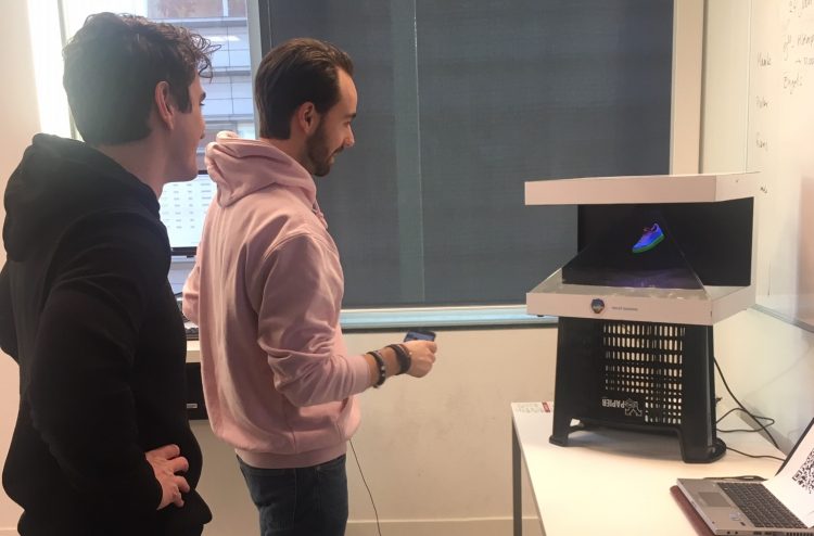HvA's tweet photo. 🛍️Wat is het effect van het toepassen van hologrammen in winkels op de aankoopintentie van winkelend publiek? Dat onderzoekt afstudeerder Jeroen Kastermans bij het Store Innovation Lab @CMI_HvA.
Meer weten: https://t.co/h8YSliIg6p
#hva #onderzoek #retail https://t.co/Jzpildtsqi