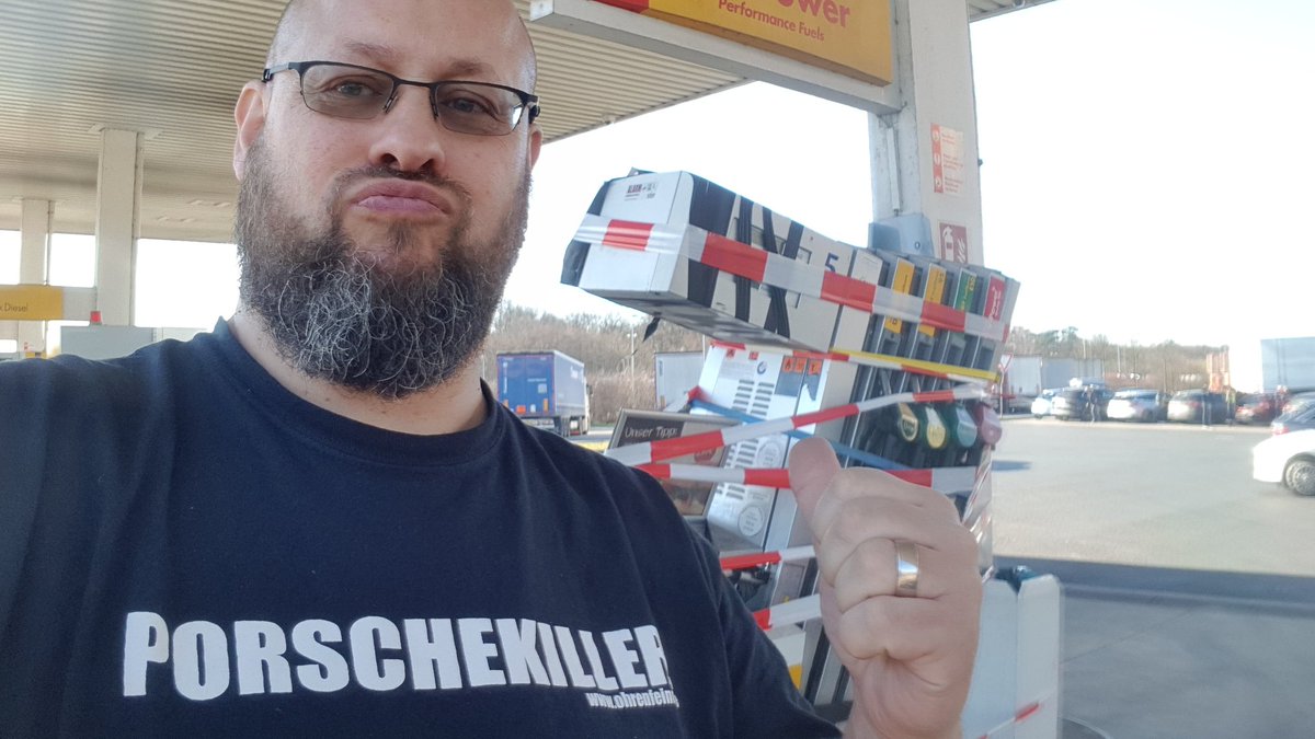 OHRENFEINDT_StP's tweet photo. ☠#OHRENFEINDT #unterwegs:
🗓 https://t.co/IEdZnZN0wU
🎫https://t.co/kNivQOMm9Z.
👍Retweet/Like? 🤘
#Tanznackt #Porschekiller #Tour #Live #Deutschrock #Hardrock #Liveblog #Rockblog #Musikblog #Tanken #rocknrollband #FCStPauli #extratours #reservix #porsche #spritistalle https://t.co/79oyGgRA3w