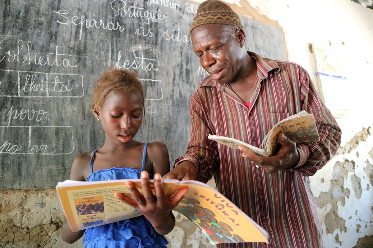 UNICEF_france's tweet photo. TOUTES à l’école ! ✊ 
Recevoir une éducation est un DROIT. 
Pour chaque fille, une #éducation. 
#MondayMotivation https://t.co/SFyrARcpEQ