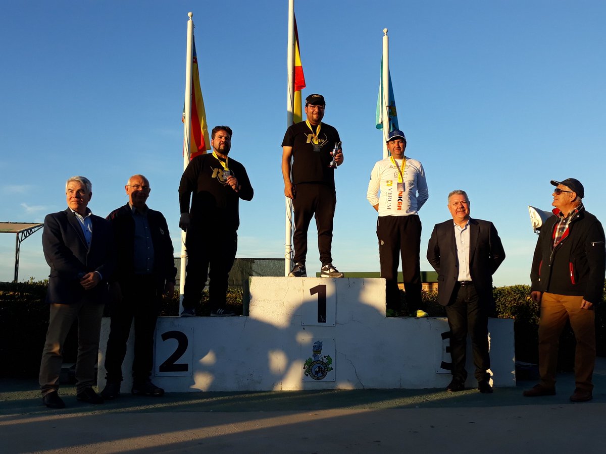 ABailonRdgz's tweet photo. 2° de la Copa del Rey FO en Cheste con buen resultado de 121+ 46. Sumando un nuevo pódium en casas comerciales con @RIOCartridges y junto a @AlbertoFdezTiro y J. Domingo. Agradecer al entrenador (J.L Pérez) y patrocinadores RIO, @perazzi_tw @VWGilauto #chalecosgss #gafaspilla https://t.co/CJMaZ2UftI