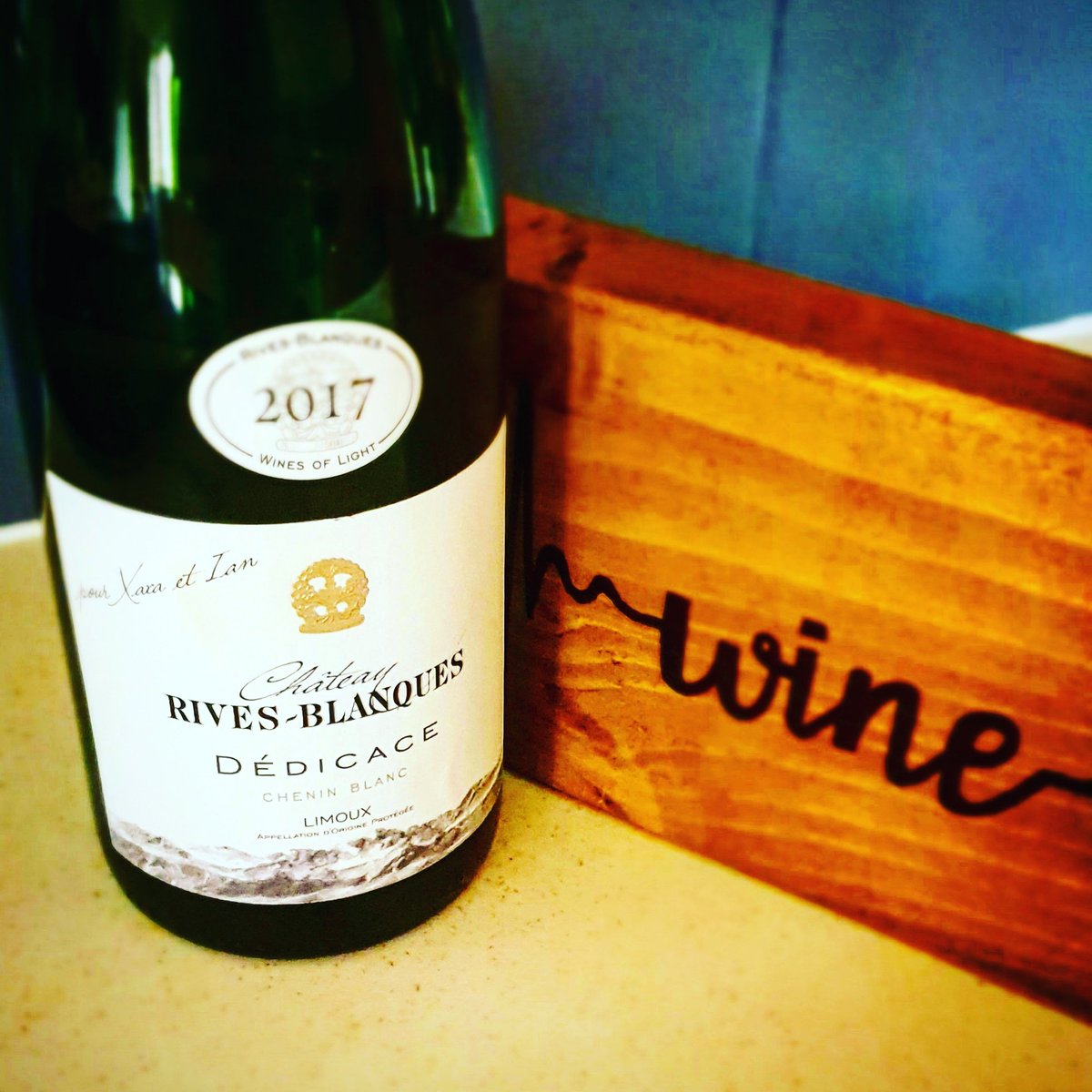 What a stunner from @RivesBlanques !
Dédicace is Chenin Blanc grape that has been fermented in seasoned oak and batonnaged every few weeks to give a wonderful creamy texture to add to the vibrant flavours. Peach, honeysuckle, spice with a wonderful texture and length.