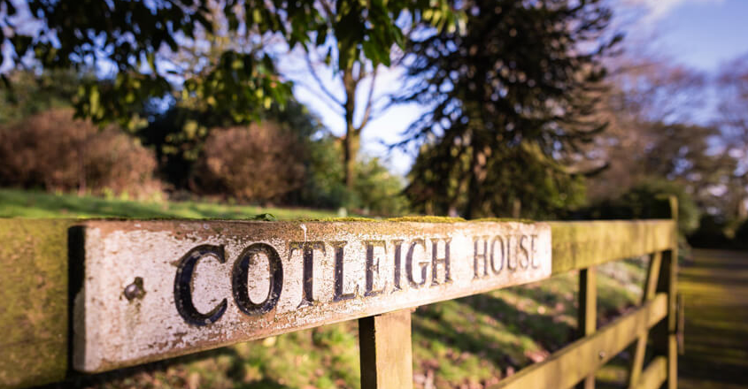 JurassicHols's tweet photo. Cotleigh House is a beautiful Arts &amp; Crafts property dating from 1913 set in the rolling countryside of Devon with views across Dartmoor.

#MondayMorning #MondayMood #holidays #JurassicCoast #Devon #CotleighHouse #familyholiday #luxury #booktoday #propertyofthemonth #March https://t.co/NW07oU7O8R