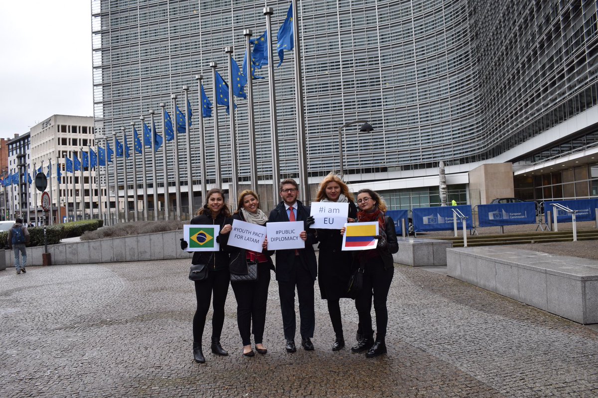 FundacionRevel's tweet photo. Iniciamos el día en la Comisión Europea con las ganadoras del Euromodelo Joven 2018 🇨🇴🇪🇺🇧🇷
En la Fundación Revel estamos comprometidos con la promoción de valores europeos.  ¡Pasión por Europa! #YouthPactForLatam https://t.co/7o0hnKY8dz