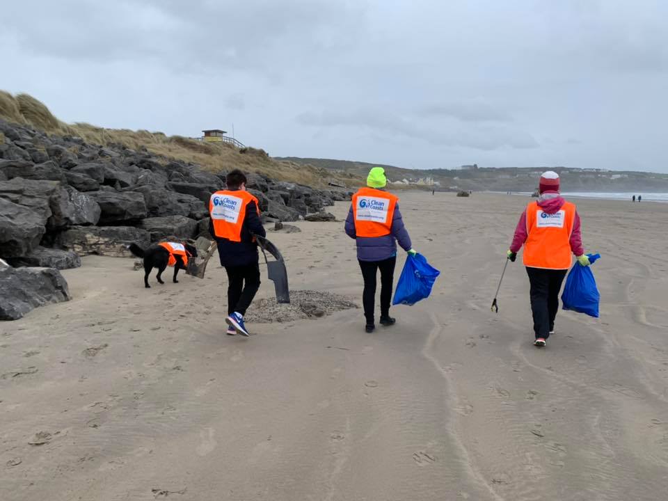 CleanCoasts's tweet photo. Friends Of Rossnowlagh Beach had a #BigDonegalCleanup yesterday atRossnowlagh beach. Great job and thanks to all the furry friends who helped too!
#Ireland #marinelitter #cleancoasts https://t.co/i5LAFolSEo