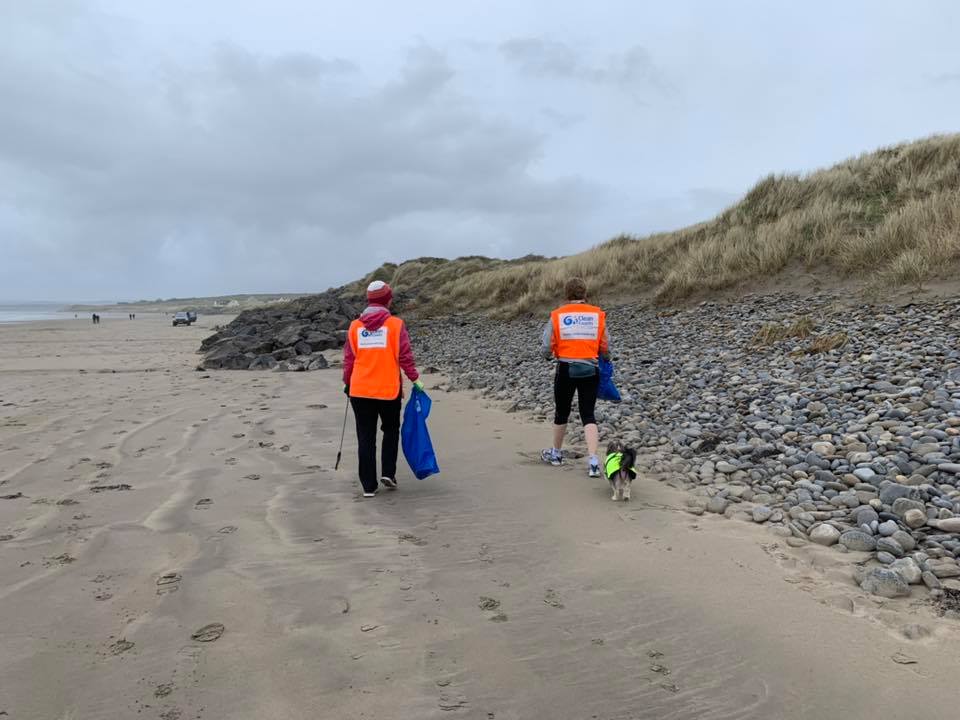 CleanCoasts's tweet photo. Friends Of Rossnowlagh Beach had a #BigDonegalCleanup yesterday atRossnowlagh beach. Great job and thanks to all the furry friends who helped too!
#Ireland #marinelitter #cleancoasts https://t.co/i5LAFolSEo