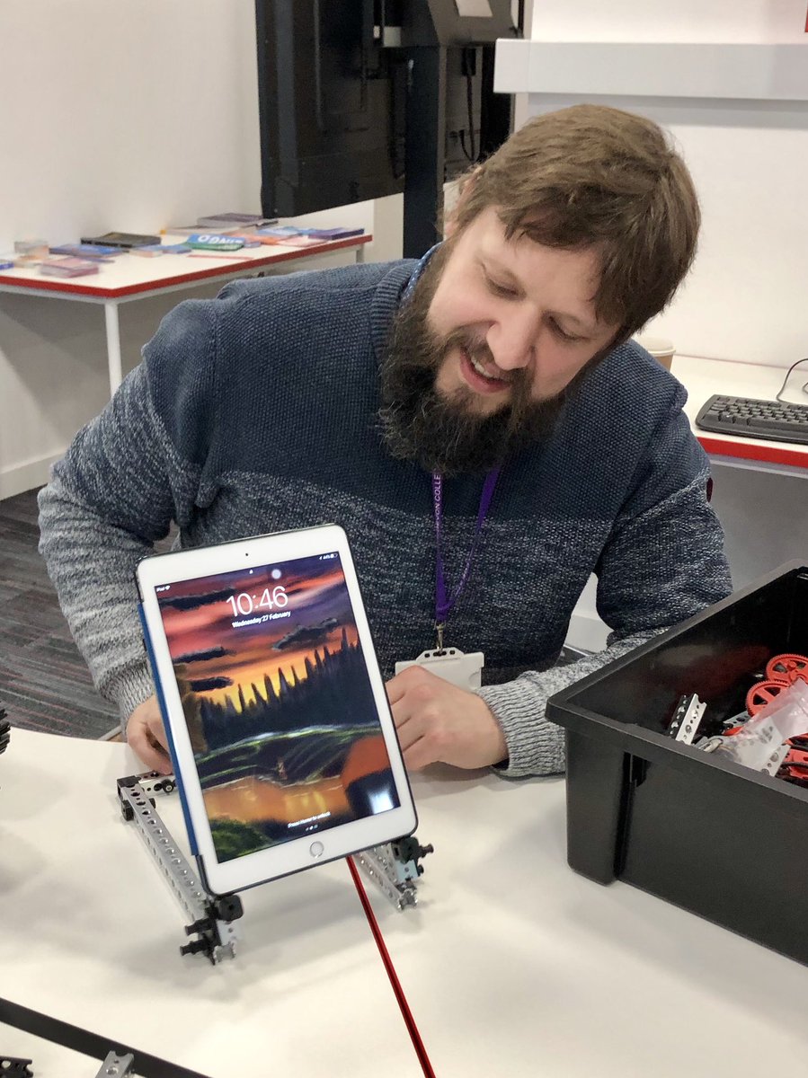 Fantastic demo from Neil <a href="/CreativeHutEdu/">CreativeHUT</a>. Great to see #designthinking and #creativetechnology being used in education. <a href="/sdcollege/">South Devon College</a> #Fujitsu #innovation