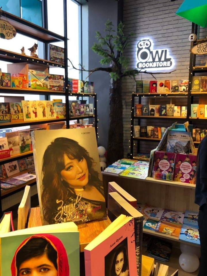 МУГЖ, Зууны Манлай Эстрадын Дуучин Б.Сарантуяагийн #ЗУУНЫ_ДУУ_ХООЛОЙ "намтар ном <a href="/Zaisan_Hill/">ZAISAN HILL COMPLEX</a> OWL bookstore \ OWL номын дэлгүүр худалдаалагдаж эхэллээ.