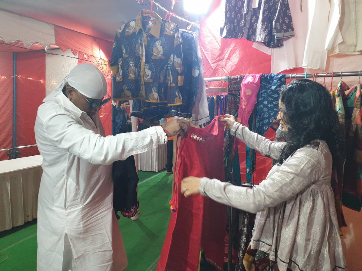 ShammisYogalaya's tweet photo. It was great to have Anandan Sivamani at Pranch Stall at Rishikesh at International Yoga Festival. #pranch #parmarthniketan #parmarthniketanashram #shammisyogalaya #harempant #sivamani #anandansivamani #drum #drummer #anandansivamani @AnandanSivamani https://t.co/xKwl9LKZUJ