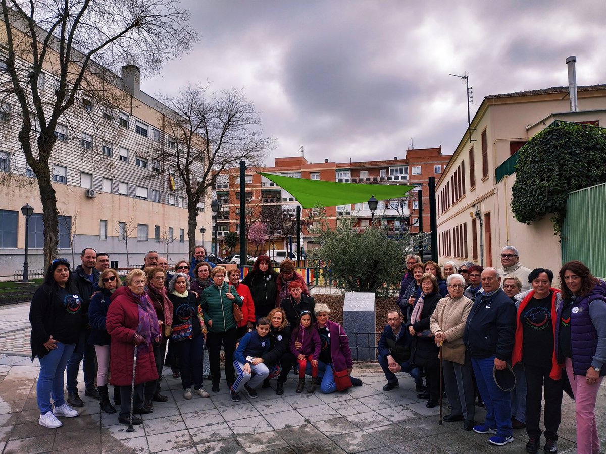JMDvivallecas's tweet photo. Inauguración y reconocimiento del "Espacio lúdico en memoria de las víctimas del síndrome del aceite tóxico" situado en el Paseo Federico García Lorca (frente al monumento). Se ha ajardinado y adecuado la zona recuperando un espacio del Casco Histórico del Distrito. https://t.co/4Hhnfaz8iO