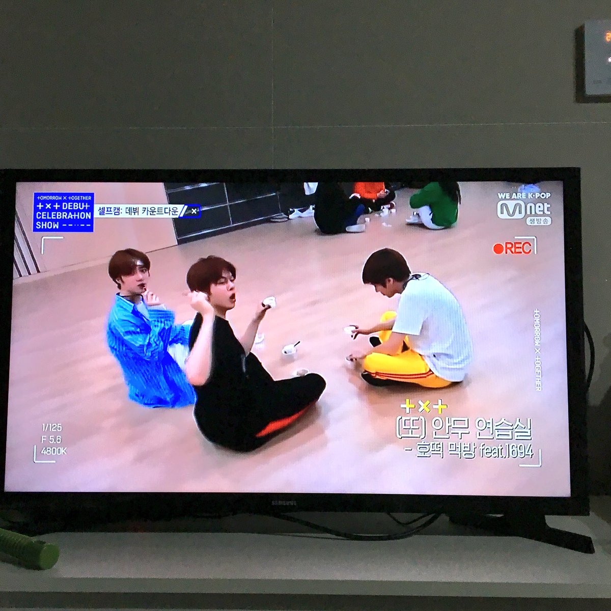 1bts9's tweet photo. 家でチキン食べながら見ます😃ㅎㅎ https://t.co/aDiljC8Fud