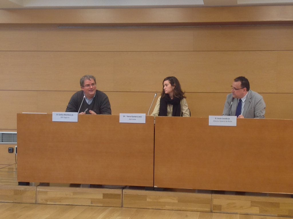 AclimaEuskadi's tweet photo. Carlos Martínez nos habla del firme compromiso de @DKVSeguros con el medioambiente. Como compañía aseguradora, DKV se esfuerza en crear un mundo más sostenible para las personas #PositiveChange19 #ChangetheChange #EmpresaCambioClimático #Asteklima https://t.co/jKuQ531fD1