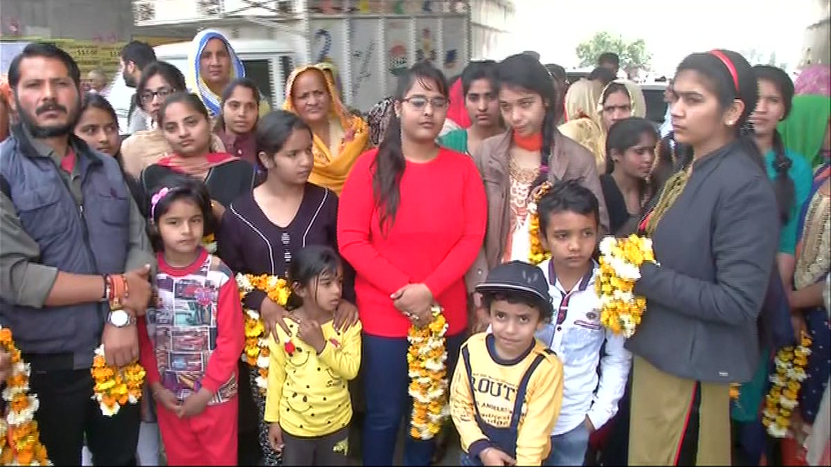 Hapur | Sneha and Suman, who have featured in the #Oscar winning short documentary film #PeriodEndOfSentence received a warm welcome on arrival in their hometown earlier today. 

(News Agency ANI)