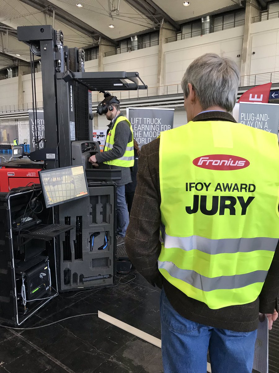 RaymondCorp's tweet image. Today at Innovation Check Day @IFOY_AWARD, renowned professors experience Raymond’s Virtual Reality Simulator. #IFOY