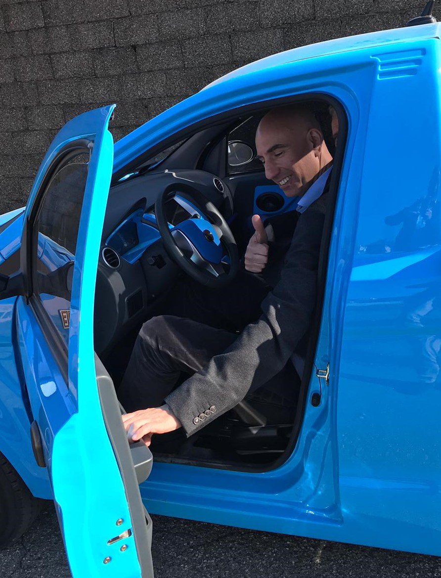 Wonderful to test drive a new concept for a LightElectricVehicle. This small and light distribution Van will do 170 km on a single charge. It is well suited for food and package delivery.
#rollingthecity #urban #driving #transport #innovation #cars #EVs #LEVs #ElectricVehicles