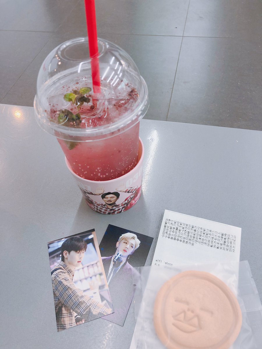 don9top's tweet photo. #애틋한_현빈아_생일축하해
#0304_hyunbinday
@kong_304 님 감사합니다 💗

360도 현빈이를 축하하는 내장이 호화하고 굉장히 마음에 들었어요!!ㅜㅜ
평지를 읽으면서 따뜻한 마음이 됐어요ㅠㅠ
꼬무쿠키 너무 귀여운데 어떻게 먹을까요ㅜㅜ https://t.co/YukA2nYZpJ