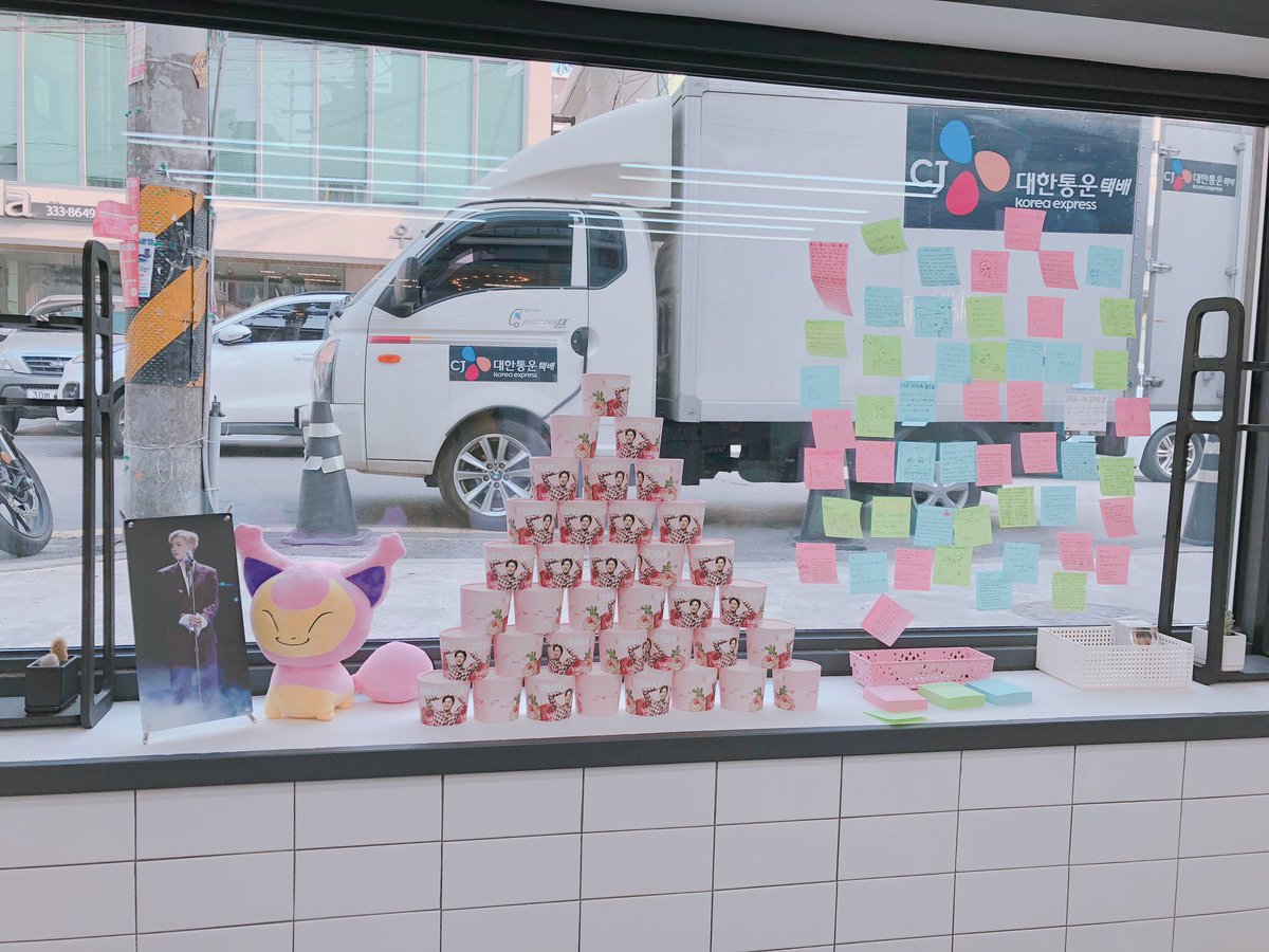 don9top's tweet photo. #애틋한_현빈아_생일축하해
#0304_hyunbinday
@kong_304 님 감사합니다 💗

360도 현빈이를 축하하는 내장이 호화하고 굉장히 마음에 들었어요!!ㅜㅜ
평지를 읽으면서 따뜻한 마음이 됐어요ㅠㅠ
꼬무쿠키 너무 귀여운데 어떻게 먹을까요ㅜㅜ https://t.co/YukA2nYZpJ