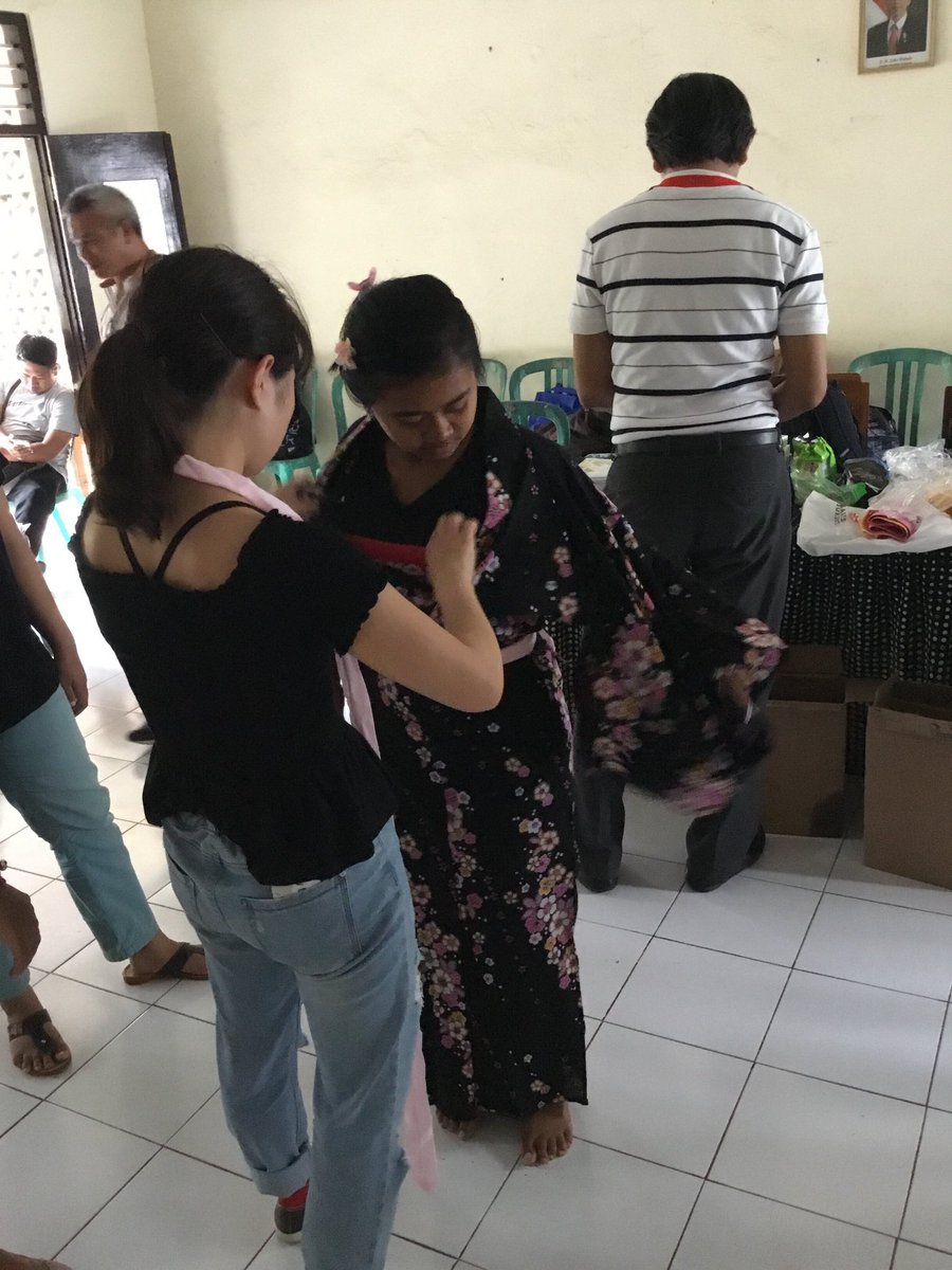 ohka_eigo's tweet photo. #Overseasinternship
#Exchangestudentprogram
#Indonesiaganesya
浴衣姿のバリのこどもたち。
バリの民族衣装をまとって成り切る桜花乙女たち(o^^o) https://t.co/3HD6g3hdPx