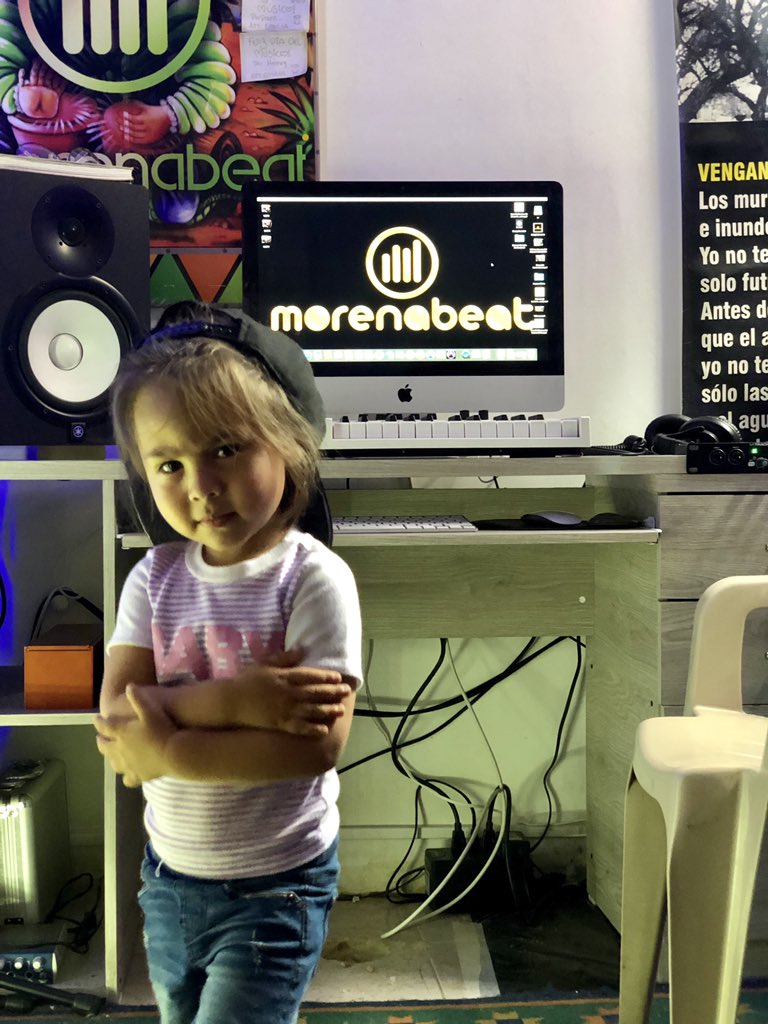 MorenaBeat's tweet photo. La hermosa #Emilia pongale nombre a la Pose.....๐ฌ๐๐๐๐๐ #LoNuevoDeMorenabeat #ensayos #rehearsal #Morenabeat #emilia #cumbia #champeta #zoukous #worldmusic #rockdemipueblo #homestudio #work #newmusic #colombia @nanibatero @naniguitarra https://t.co/j04CSXcf5Q