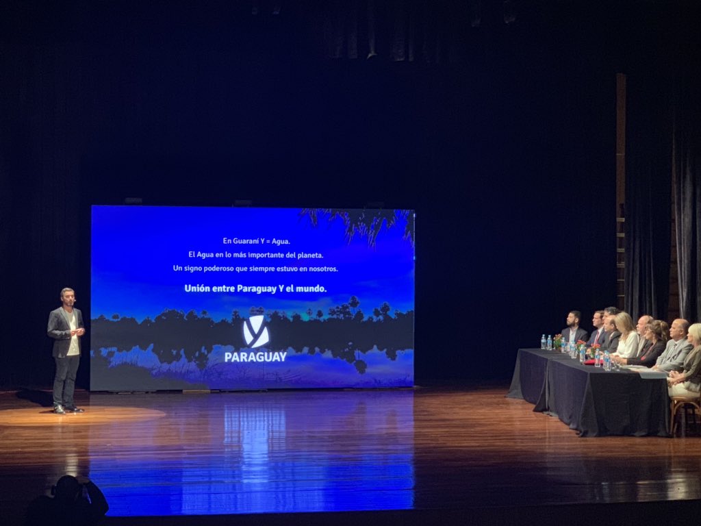 aperaltavierci's tweet photo. El diseño de Ale Rebull, inspirado en el líquido vital que se encuentra en la etimología del Paraguay, nos representará ante el mundo como #MarcaParaguay, ¡esto no sería posible sin la participación de la comunidad creativa paraguaya y el voto de la ciudadanía! 👏🏼🇵🇾🌎 https://t.co/UhMijwe1bF