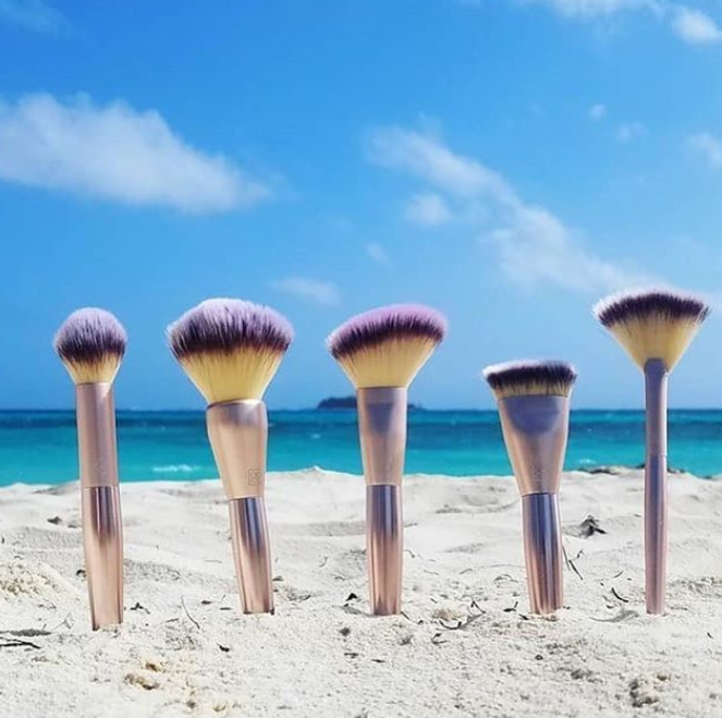 YouCamApps's tweet photo. Our two favorite things. White sand beaches and fluffy silky soft makeup
@nanacocobeauty @bydianaalfano #makeupbrushes #makeupbrush #whitebeach #sandybeach #beached #makeupgoals #makeupcollector #vacationmode #makeupbrushcollection #islandtime #makeuptime #makeuptools #makeuptime https://t.co/rptN46o2BF