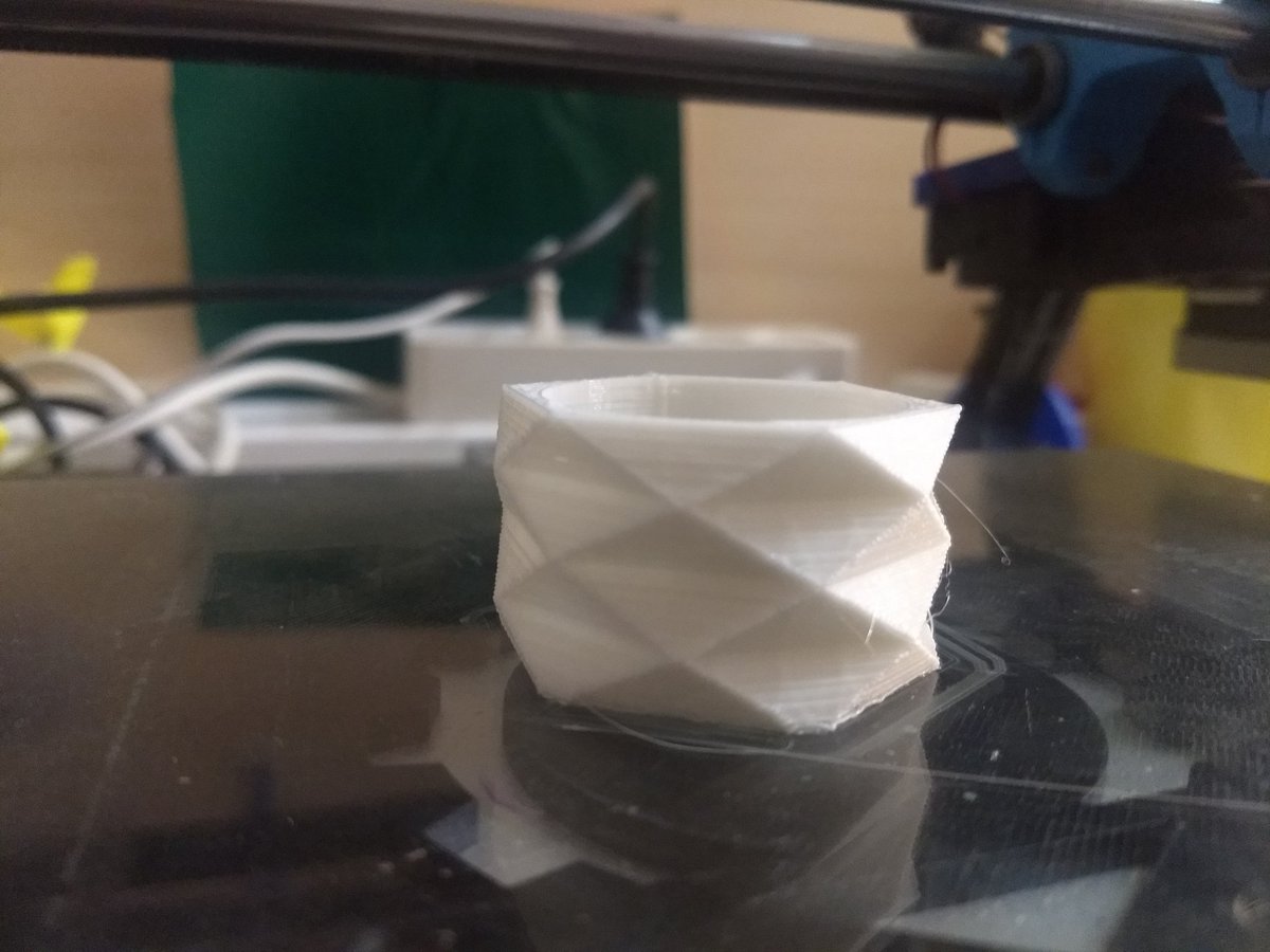 fab_casadelmig's tweet photo. Avui al #taller d' #Impressió3d jugant amb el paràmetre #layerheight amb #Cura: Groc=0.1, Daurat=O.2 i Blanc=0.3 mm
#3Dprinting #Barcelona #Makers https://t.co/TAbbH9t1p3