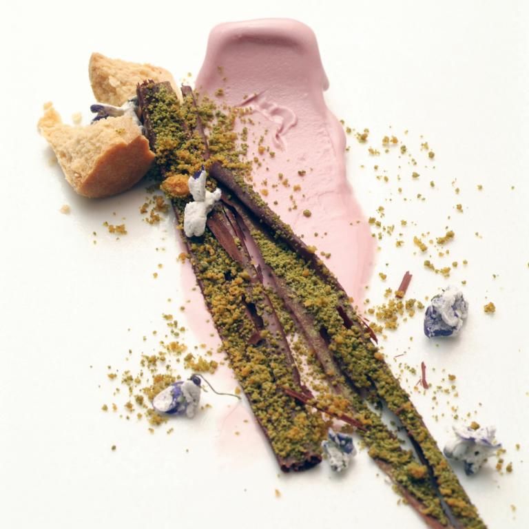 Crema gelata di violette, polvorón caldo di mandorle, schegge di pan di spezie e tè verde buff.ly/2T3mU9o