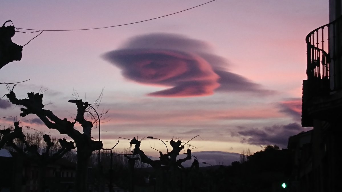 Pues no seré yo menos, era todo un espectáculo @ElTiempoNavarra 😉#AltocúmuloLenticular #PuentelaReina pic.twitter.com/XcgckIMLWc