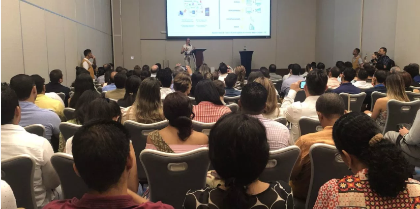 camcartagena's tweet photo. "El #GarajeDIgital es una iniciativa que tiene como propósito principal, generar espacios para que exista un ecosistema digital en Cartagena, que permita la mejora de la productividad y competitividad de los negocios." Vía @elBolivarenseCo 📲💻---> https://t.co/ZOGGtFZydd https://t.co/20DJ4a36BB