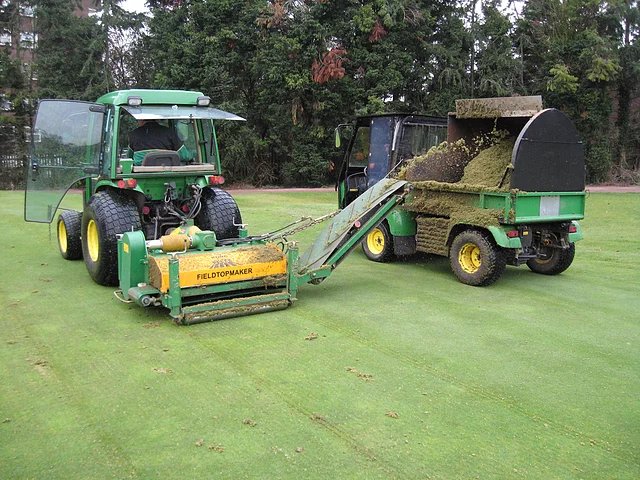 Buryturfcare's tweet photo. Scarifying #KoroFieldTopMaker with the scarifying head uses 2 or 3mm blades in 40mm row spacing and the average working depth is 20mm deep. It can go down to a depth of 30mm depending on site requirements. The work rate of this machine is 18 greens completed in around 5 hours. https://t.co/s9KHaOv52r