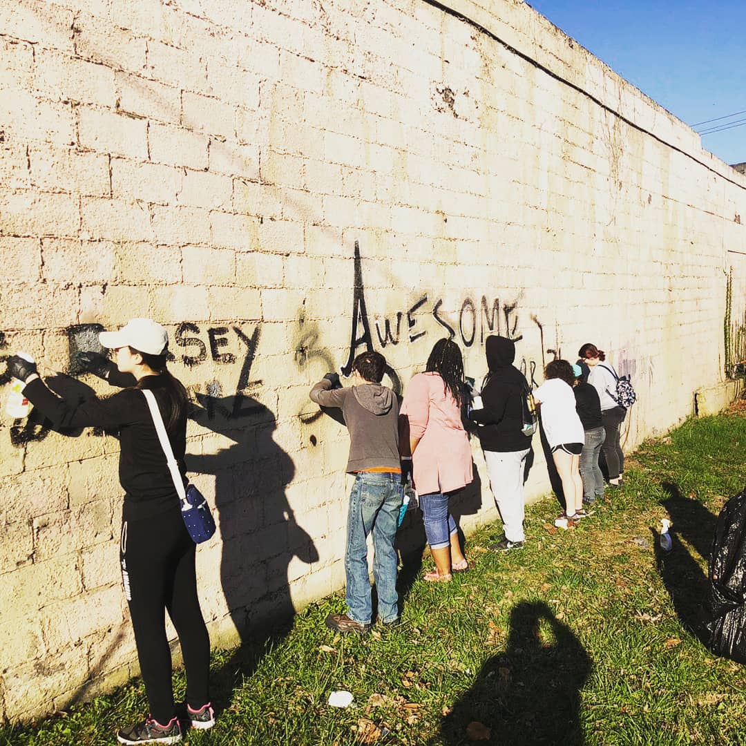 ASBOkstate's tweet image. We spent our second day with Keep Knoxville Beautiful! We cleaned graffiti off a wall and picked up litter around Knoxville! #service #springbreak #asb2019 #okstate #alternativespringbreak
