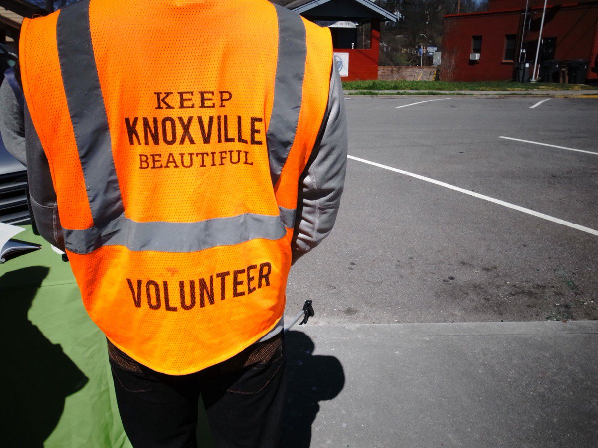 ASBOkstate's tweet image. We spent our second day with Keep Knoxville Beautiful! We cleaned graffiti off a wall and picked up litter around Knoxville! #service #springbreak #asb2019 #okstate #alternativespringbreak