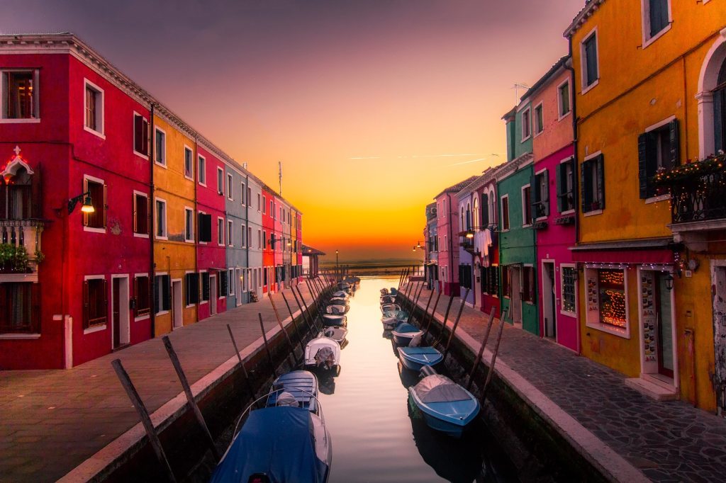 ItalyonaBudget's tweet photo. Why You Should Visit Murano and Burano https://t.co/SFSuZHBThA https://t.co/AwKYBZZlMS
