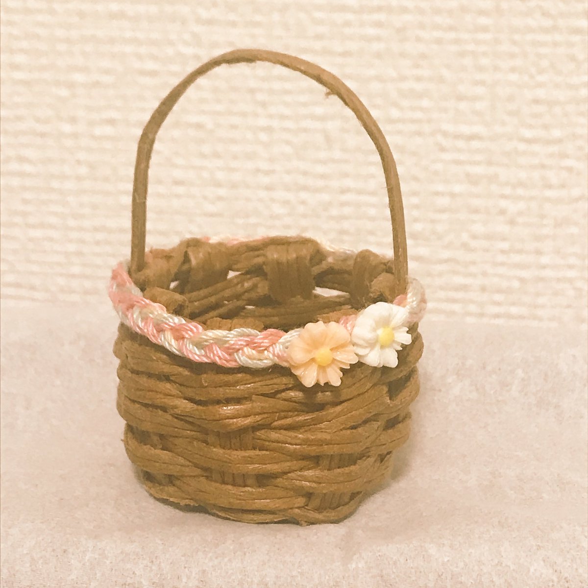 tibitan_17's tweet photo. たくさんいいねいただいたので、
ミニチュアバスケット2個目
作ってみました✨🧺

編み方を少し変えてみてサイズも
小さめにしてみました😊

糸を三つ編みにして、
花をつけてみました！クロワッサンいい感じに入ります🥐❤️

#アシェット
#ミニチュアフード https://t.co/3cRTiOrMU8