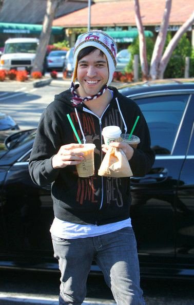 dearwyrmwood's tweet photo. #KCA #VOTEFALLOUTBOY so Pete can afford more Starbucks https://t.co/uWa7VbL6yf