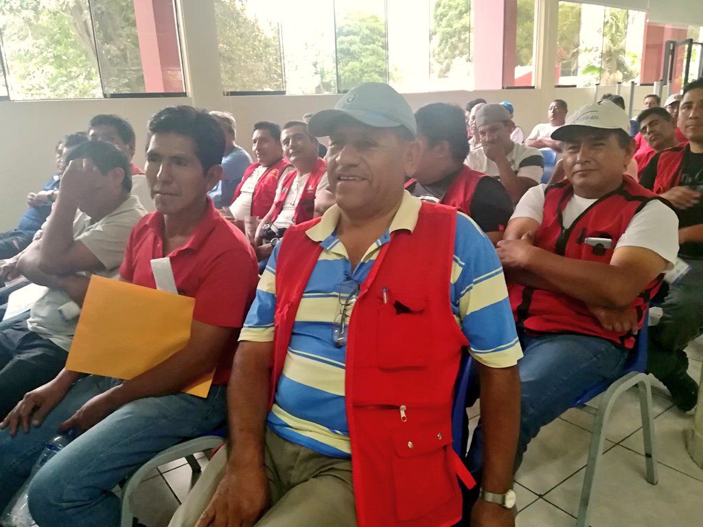 Fce_UPeUoficial's tweet photo. Capacitación a microempresarios de la asociación de moto taxistas "Sol de Chaclacayo" en conjunto entre la UPeU y la municipalidad de Chosica. #SeMisionero #SeIntegro #SeInnovador https://t.co/Lr0Dh5DS0r