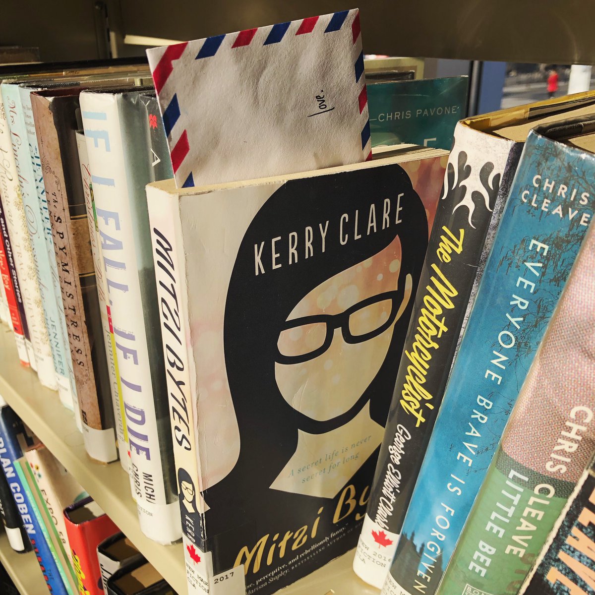 lindsayzv's tweet photo. Spent the afternoon at High Park Library writing love letters to coffee shops, delis, dogs, green grocers, and this gorgeous library that also has @KerryReads’ book! Of course it got a love letter! 💌 #librarylove #mitzibytes #loveletteringproject #loveletter @torontolibrary https://t.co/uNIiRjF668