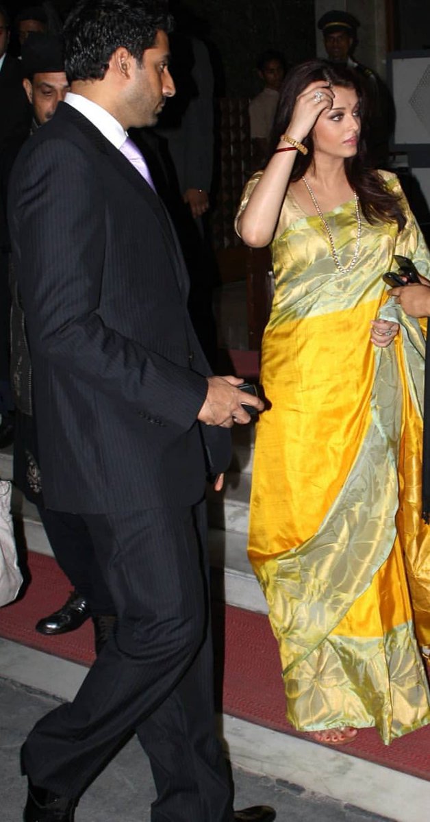 Ruth4ashab's tweet photo. Love
Lovelies
Loveliest ❤️❤️
#AishwaryaRaiBachchan
#AbhishekBachchan 😍😍
That saree is Gorgee n both em #Jawlines  ❤❤ https://t.co/UG6MZPhHNm