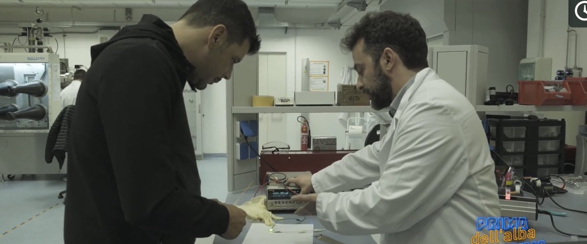 Salvo Sottile (@salvosottile) on Twitter photo Nel CNR Nanotec di Lecce lavorano oltre 200 ricercatori. Il primo laboratorio che visito è quello dei dispositivi molecolari, dove Marco, uno dei ricercatori, sta studiando le lampadine del futuro. <a href="/primadellalba1/">Prima dell'alba</a> ora su @Raitre #primadellalba Nel CNR Nanotec di Lecce lavorano oltre 200 ricercatori. Il primo laboratorio che visito è quello dei dispositivi molecolari, dove Marco, uno dei ricercatori, sta studiando le lampadine del futuro. <a href="/primadellalba1/">Prima dell'alba</a> ora su @Raitre #primadellalba
