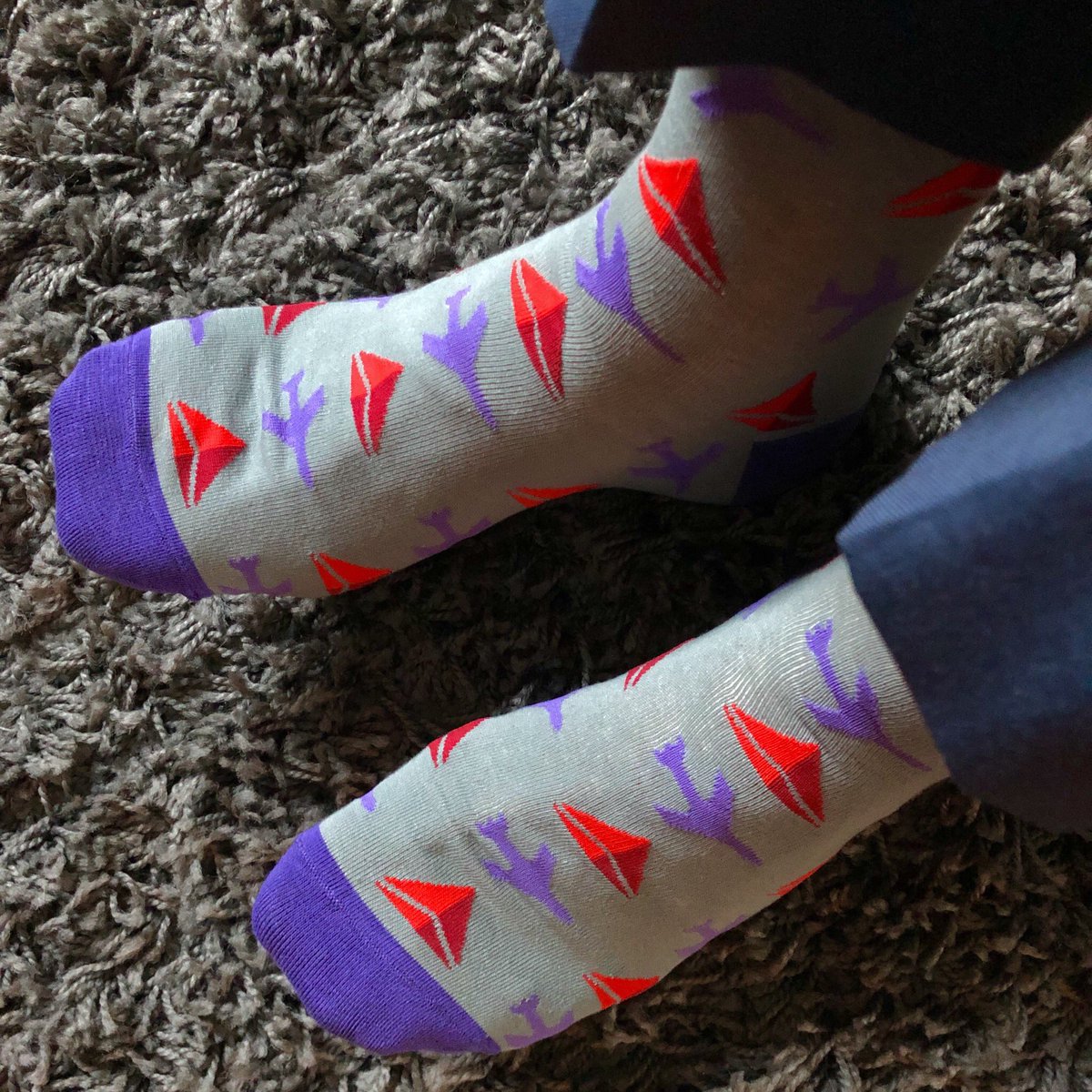 shigeoiwamiya's tweet image. Thank you @Delta for this awesome gift!  Sorry my wider feet is screwing up the logo!  These are fantastic, and I can’t wait to fly with them on!  #DeltaDifference #HappyFeet