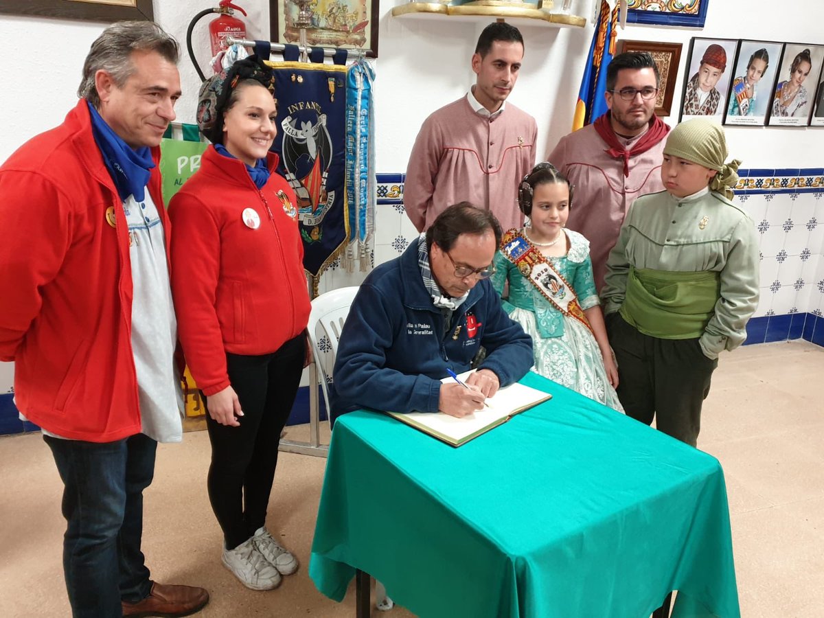 AjMislata's tweet photo. Hui hem tingut l'honor de rebre en nostres Falles al conseller de @gvaHisenda @vicentsolerm que ha acompanyat l'alcalde de #Mislata @carlosfbielsa al casal de la Falla Lepant, la falla Dr. Marañon,la Falla Felipe Bellver i ara presenciarà la Mascletà dels Tronats #FallesMislata19 https://t.co/slv5WjKZEz