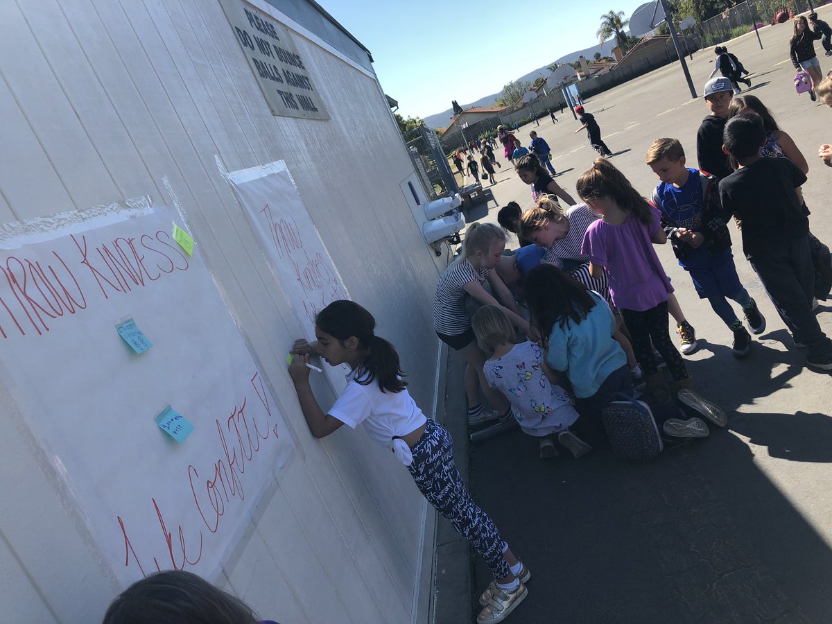 mrs_ssw's tweet photo. Grades 1st-4th!!! Making sure they showed kindness today ❤️🎊🎉 @Courtne06799358 @PalomaSMUSD @themrswalls @danamspencer #MentalHealthAwareness #ThrowKindnessLikeConfetti #SchoolSocialWork https://t.co/Z0zpiYjPtv