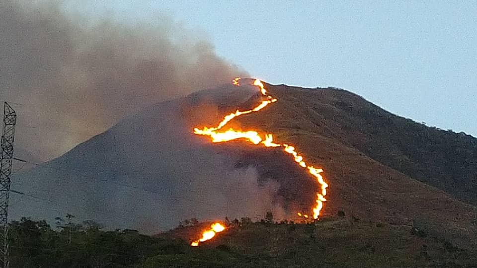 Gcmf_81's tweet photo. 😞 Incendio en el #Avila #Caracas https://t.co/0aloBmkl49