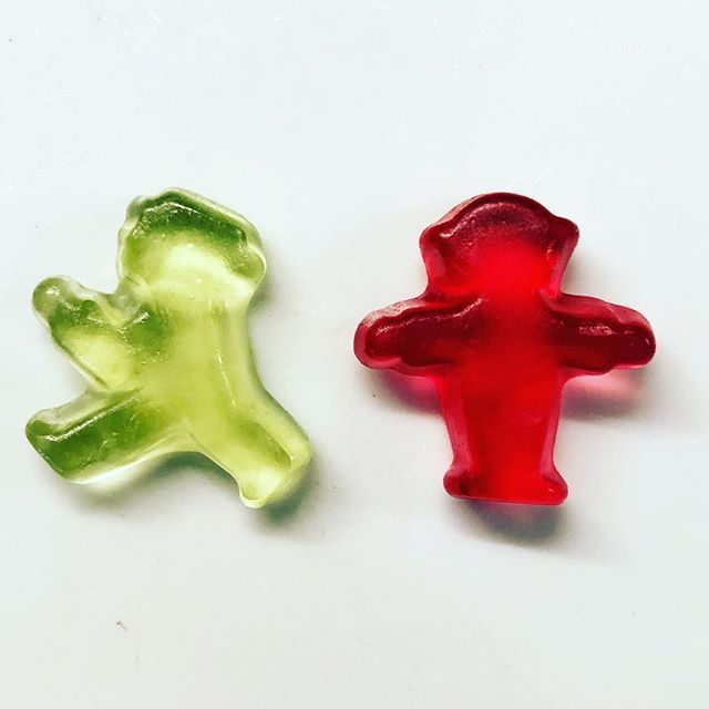 vollauschek's tweet photo. Yummy presents from Berlin.
—
#ampelmaennchen #ampelmann #ampelmannchen #ampelmännchen #fruchtgummis #gummies #trafficlight #green #red #stop #go #berlin #germany #deutschland https://t.co/XhabJNlRdR https://t.co/2jwmnSZSqp