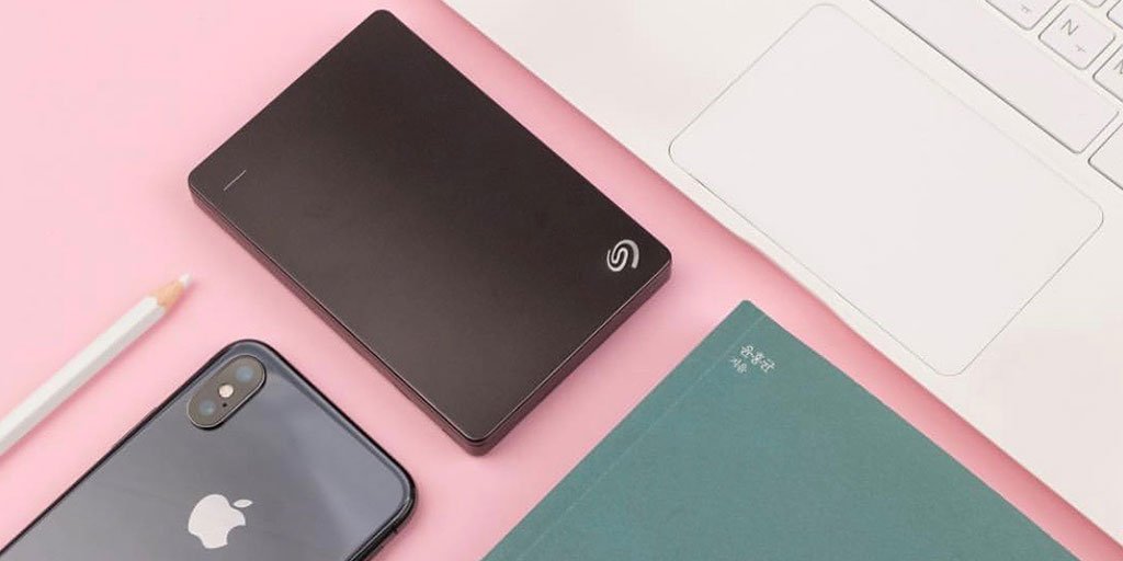 JapanSeagate's tweet photo. 生産的でクリエイティブなスタイルを維持する、たったひとつのスマートな方法。https://t.co/zVv38ZfyFo 👌 

📸 IG: xkharrrr xkharstudio #BackUpPlus https://t.co/d0DcfPnCIh
