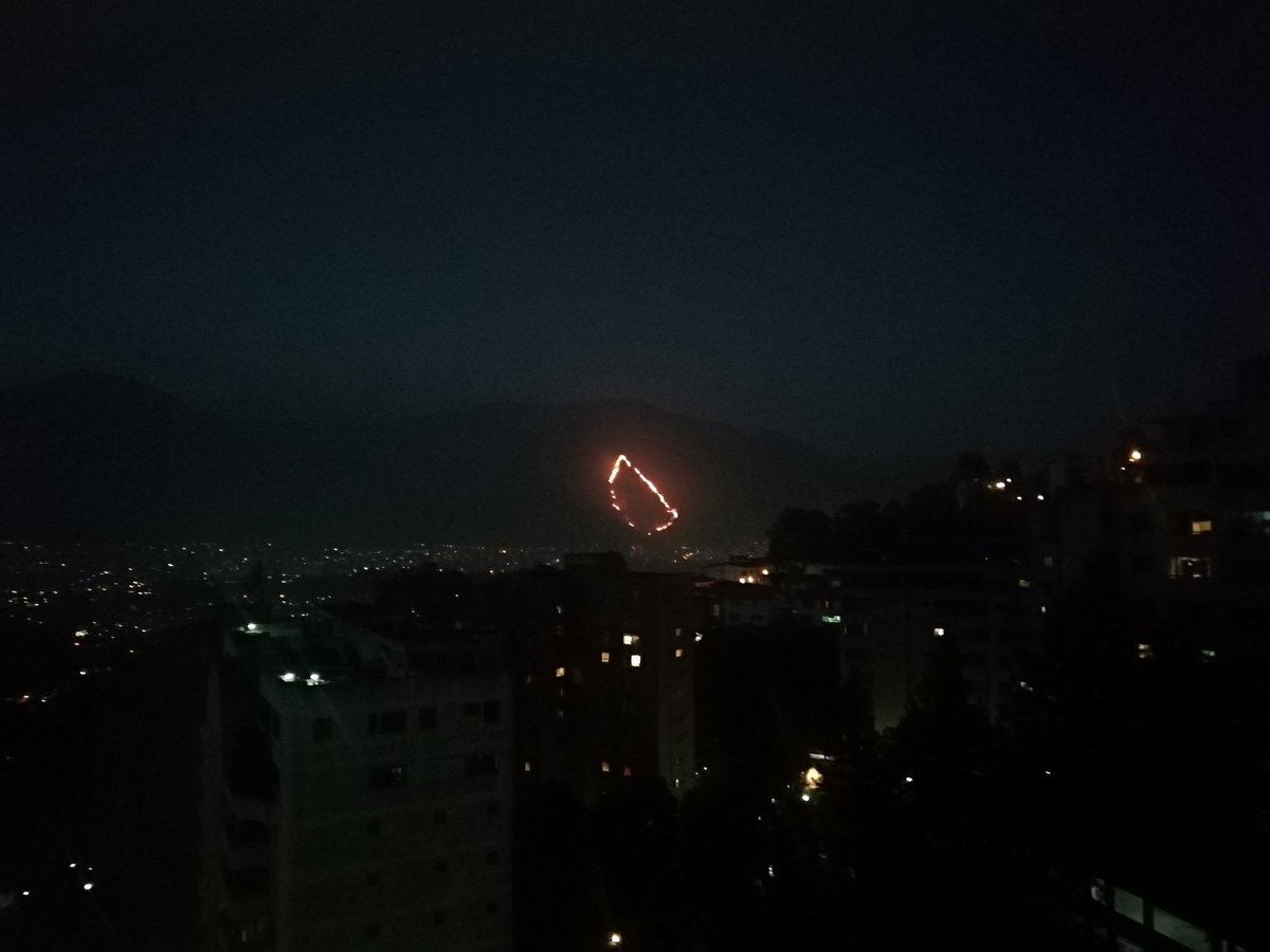 mariatetoro's tweet photo. Este incendio del #Avila es lo más grande que yo he visto en mi vida https://t.co/1S3teqs8w4