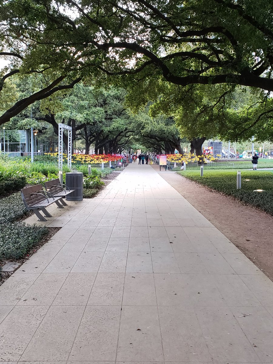 ItsJustAlexCoop's tweet image. Exploring downtown Houston a little bit before #HPReinvent19. This green space is fantastic.