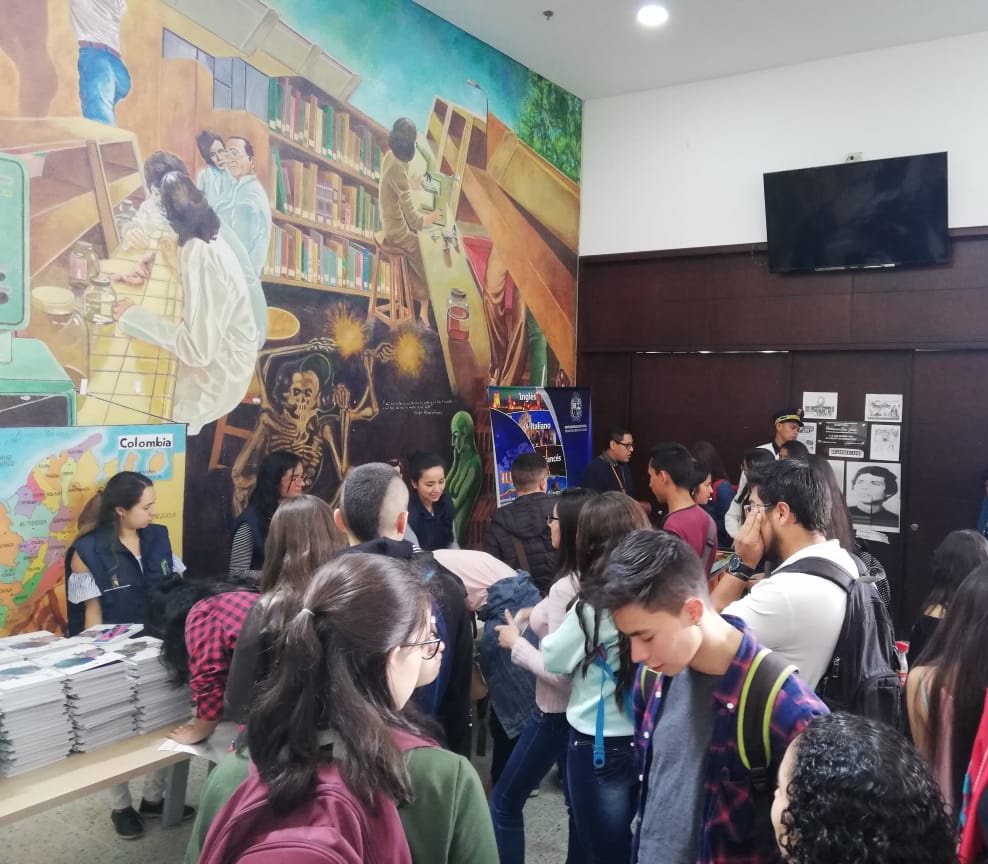 iludlenguas's tweet photo. #Evento | Ilud participó en la bienvenida de los nuevos estudiantes de la Facultad de Ciencias y Educación @udistrital e invitó a los #EstudiantesUD a comenzar su proceso de aprendizaje de una segunda lengua. https://t.co/elGA7Ib4iZ